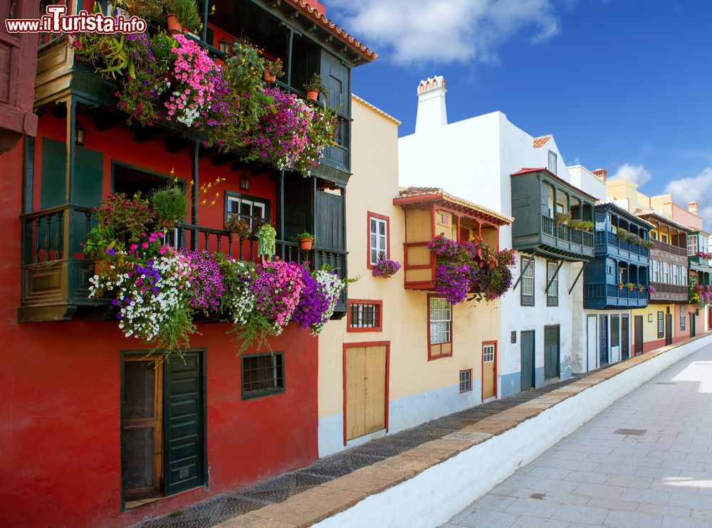 Immagine Santa Cruz de La Palma, capoluogo dell'isola di La Palma (Canarie), con le sue case coloniali dalle tipiche facciate colorate.