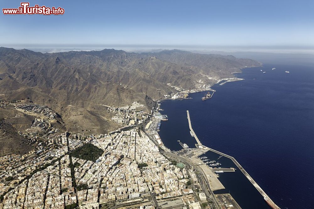 Immagine Santa Cruz di Tenerife fotografata dall'aereo, siamo alle Isole Canarie - © Werner Wilmes / Wikipedia