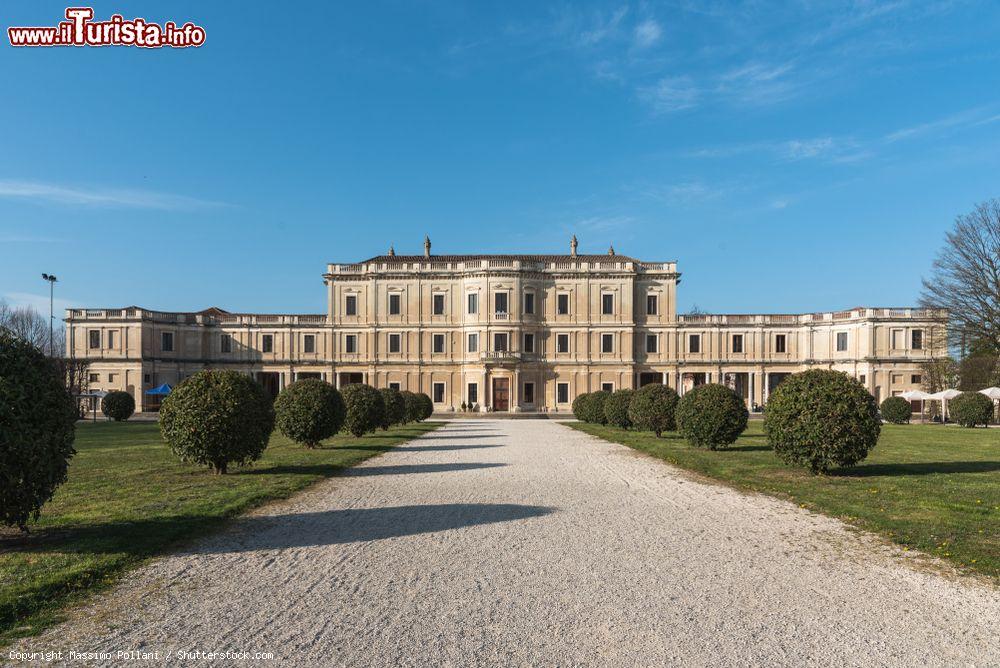 Immagine Santa Maria di Sala: ingresso di Villa Farsetti - © Massimo Pollani / Shutterstock.com