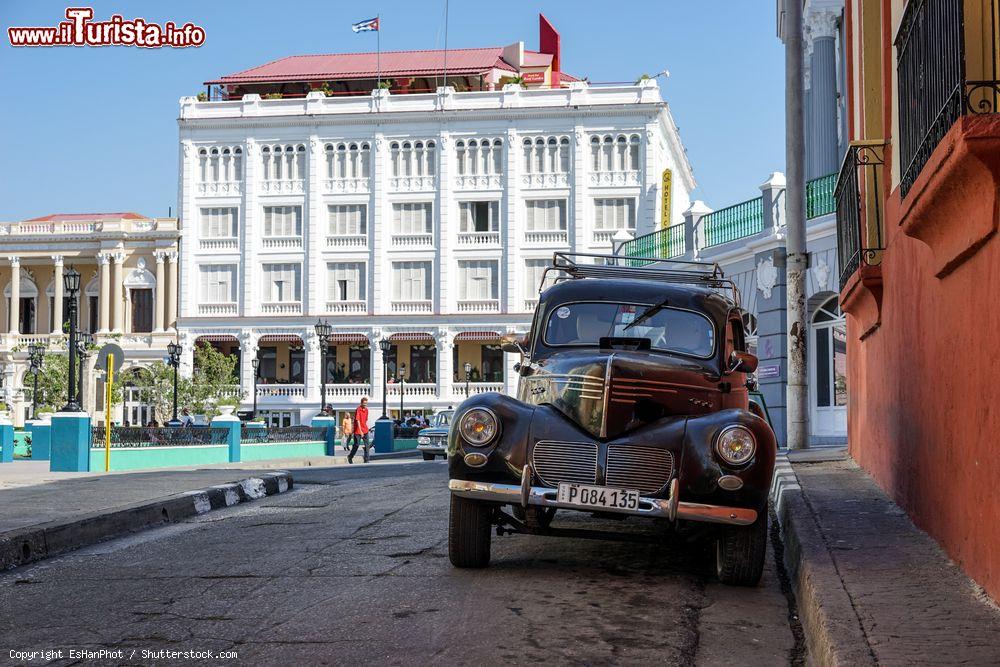 Immagine Santiago de Cuba, Cuba: una vecchia auto statunitense parcheggiata in una strada del centro - © EsHanPhot / Shutterstock.com