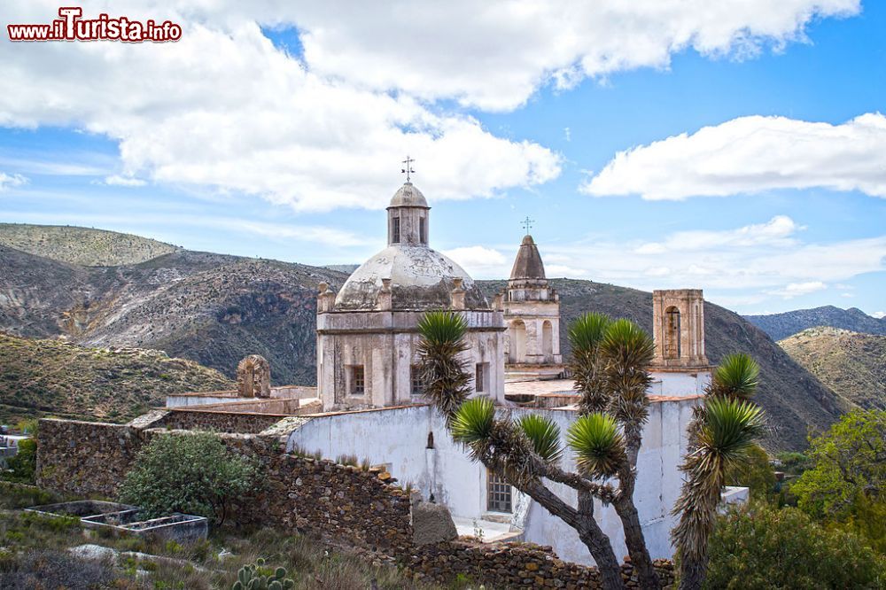 Immagine Il Santuario de Guadalupe a Real de Catorce e, sullo sfondo, le montagne della Sierra Madre Oriental. Siamo nello stato di San Luis Potosí, in Messico. - © Antonio de Jesús Pérez  Cruz - Wikimedia Commons