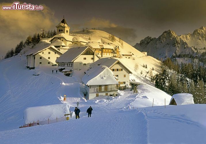 Immagine Santuario del Monte Lussari, si trova vicino a Tarvisio in Friuli - © Pecold / Shutterstock.com