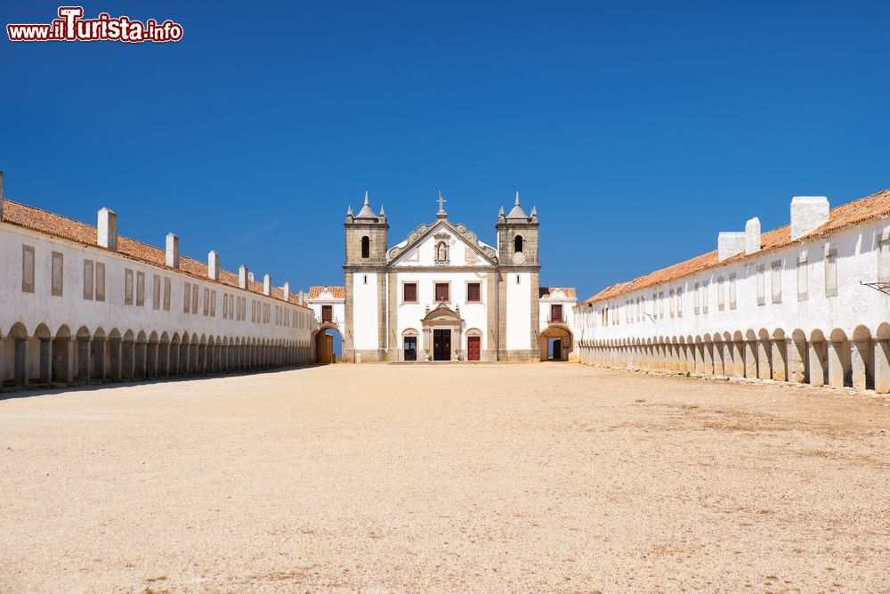 Immagine Il fantastico santuario di Nossa Senhora do Cabo risalente al XV secolo sorge presso Cabo Espichel a Sesimbra (Portogallo).