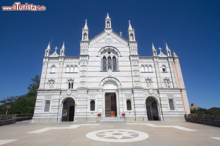 Immagine Il Santuario di Nostra Signora di Montallegro - Il Santuario di Nostra Signora di Montallegro, situato nell'omonima frazione di Rapallo, è considerato uno dei più importanti luoghi di culto dell'intera regione. La sua costruzione, avvenuta a metà del XVI secolo, fu attuata in seguito ad un'apparizione della Vergine Maria ad un contadino locale e, dal 1739, la Madonna di Montallegro è inoltre divenuta patrona di Rapallo. - © ndemodei / Shutterstock.com