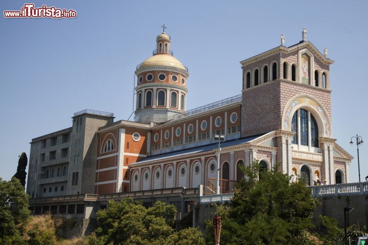 Immagine Il complesso del santuario di Nostra Signora di Tindari (Sicilia) - Spesso accade che quando fuori un edificio ecclesiastico desta stupore, con molta probabilità la sua bellezza va di pari passo con la sua difficile storia e spesso, quest'ultima, ha molto da raccontare. Questo è quello che succede quando si parla del Santuario di Nostra Signora di Tindari poiché ha un passato decisamente affaticato dalle numerose e troppe insurrezioni che l'hanno visto passare di mano in mano, sia di maestranze artistiche che di proprietari. Ad ogni modo con certezza la sua costruzione risale all'VIII-IX secolo e oggi, spicca nell'arredamento urbano di Tindari grazie alla sua bellissima posizione situata a strapiombo sul mare - © Daniela Migliorisi / Shutterstock.com