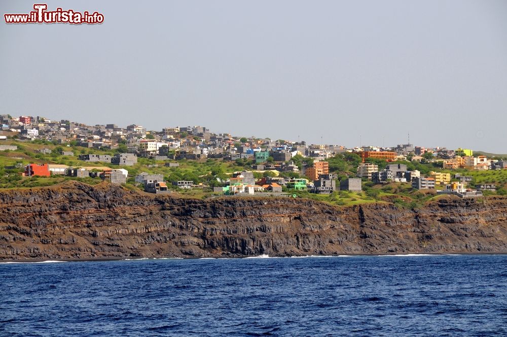 Immagine La cittadina di São Filipe, capoluogo dell'isola di Fogo, Capo Verde, sorge su una scogliera a picco sull'oceano.