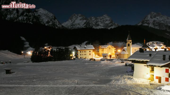 Immagine Sappada di notte con la neve, Veneto - Una bella immagine scattata di notte in cui le luci delle abitazioni di Sappada illuminano questo angolo di Dolomiti fra Cadore e Carnia © Donatella Tandelli / Shutterstock.com