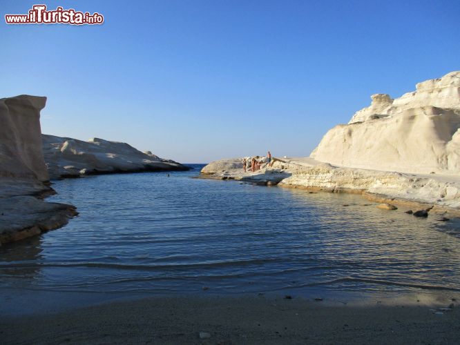 Immagine Sarakiniko, Milos: è una delle spiagge più particolari di Milos e dell'intera Grecia, grazie alla presenza di formazioni rocciose calcaree che circondano l'acqua.