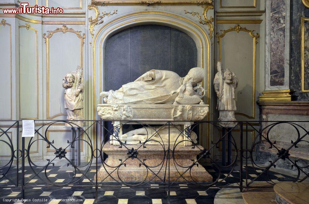 Immagine Sarcogafo marmoreo in una cappella laterale della cattedrale di San Giovanni a Besancon, Francia - © Denis Costille / Shutterstock.com