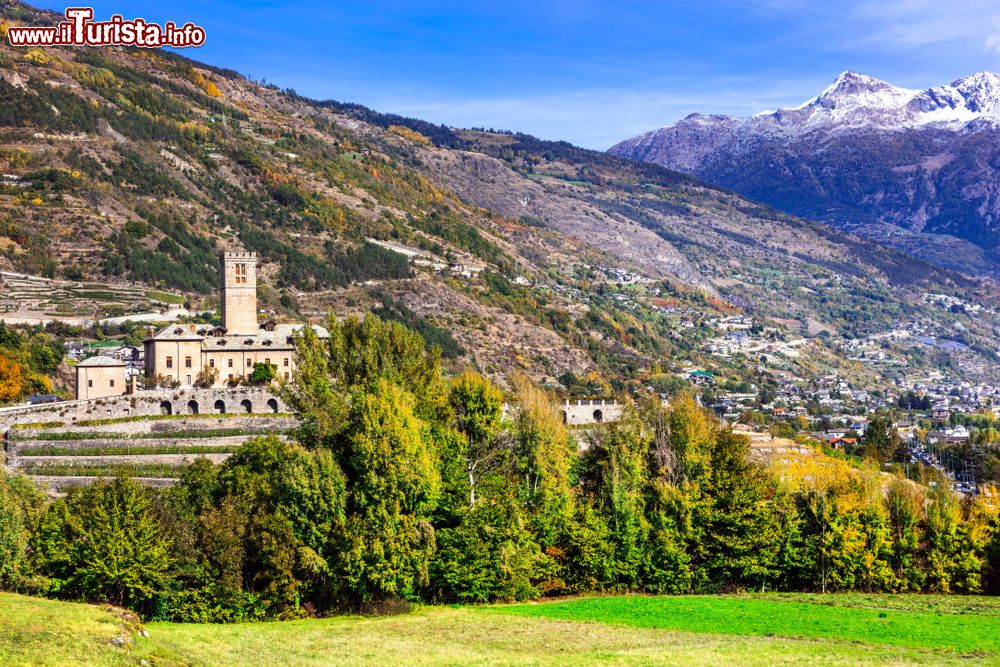 Immagine Sarre in Valle d'Aosta e il suo Castello Reale che domina la vallata