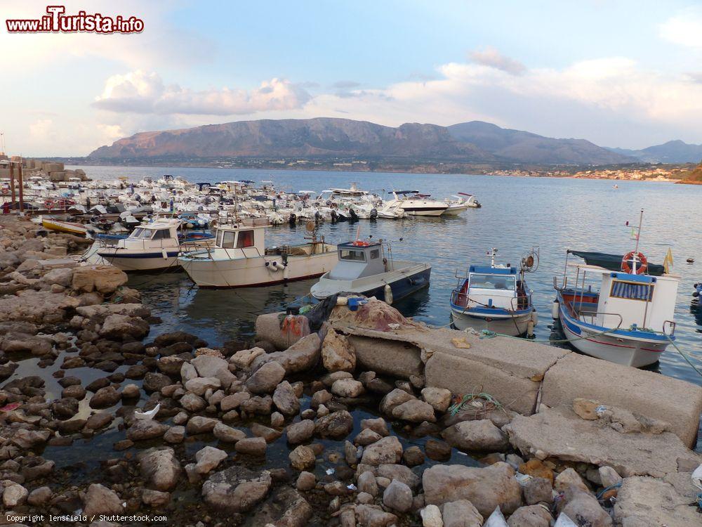 Immagine Barche alla rada del porto di Trappeto in Sicilia - © lensfield / Shutterstock.com