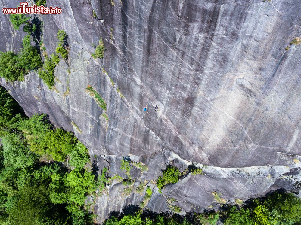 Immagine Scalatori in Val di Mello, provincia di Sondrio, Lombardia. Questa vallata è laterale alla Val Masino scavata dall'omonimo torrente.