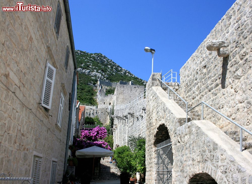 Immagine Scale di accesso alle mura di Ston, penisola di Peljesac, Croazia. La città è famosa per le sue articolate fortificazioni nonché per il patrimonio storico.