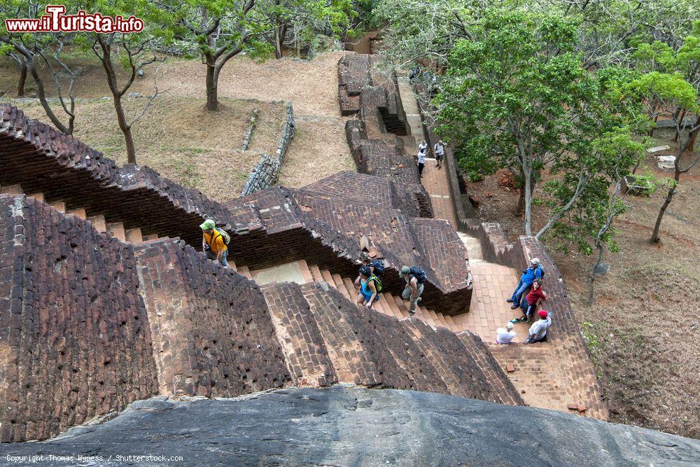 Immagine La grande scalinata della fortezza di Sigiriya (Sri Lanka). La scalinata conduce ai famosi affreschi dipinti sulle pareti di una galleria nella roccia, e poi cotinua fino alle rovine del palazzo - foto © Thomas Wyness / Shutterstock.com