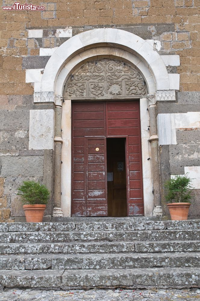 Immagine Scalinata e ingresso della chiesa di San Francesco a Vetralla, Lazio. E' uno dei monumenti religiosi più importanti del viterbese. Fu edificata sui resti di un tempio paleocristiano del IX° secolo; si trova sulla via Francigena, alla confluenza con l'attuale Aurelia bis che conduce a Tarquinia.