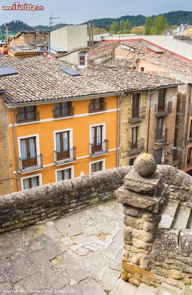 Immagine Scalinata in pietra nel centro storico di Estella, Comunità Autonoma della Navarra (Spagna) - © Marc Venema / Shutterstock.com