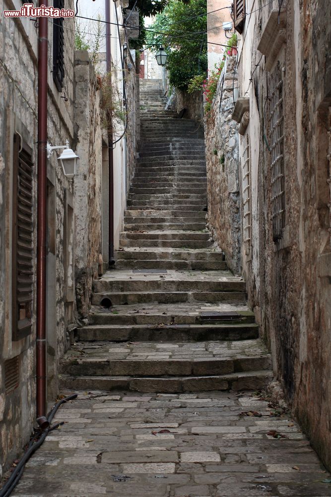 Immagine Una scalinata tra i vicoli del centro storico di Cavtat (Croazia), una meta interessante dal punto di vista turistico per il suo patrimonio architettonico e storico.