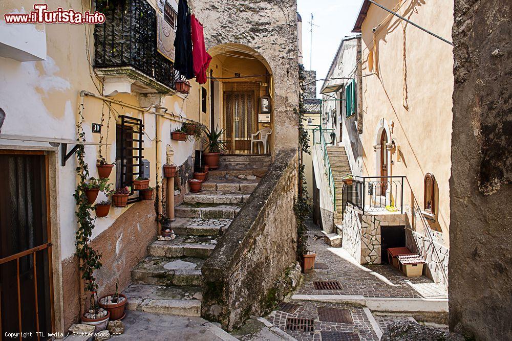 Immagine Scalinate nel centro storico di Popoli, Abruzzo. Questi vecchi gradini accompagnano all'ingresso delle case più antiche del borgo medievale che da sempre va fiero delle sue tradizioni - © TTL media / Shutterstock.com