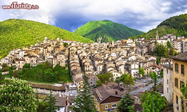 Immagine Scanno e i verdi paesaggi abruzzesi - © Leoks/ Shutterstock.com