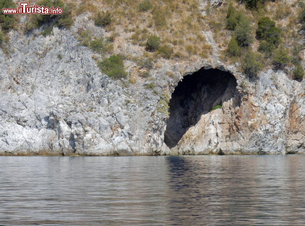 Immagine Scario, una grotta alla baia della Masseta, spiaggia dei Gabbiani (Campania).