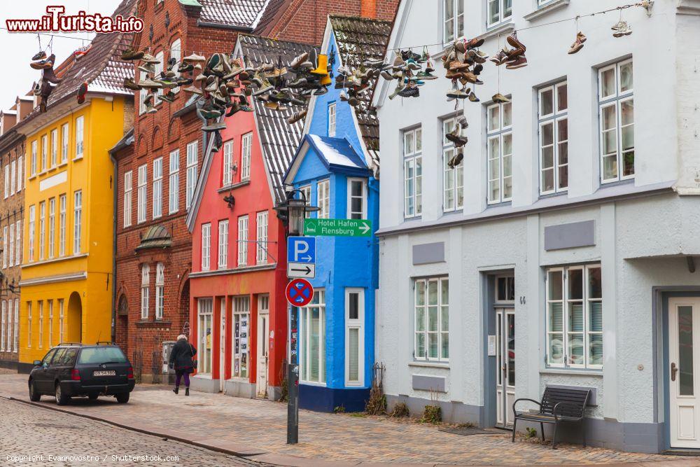 Immagine Scarpe penzolanti dai cavi elettrici su una strada di Flensburg, in Germania - © Evannovostro / Shutterstock.com