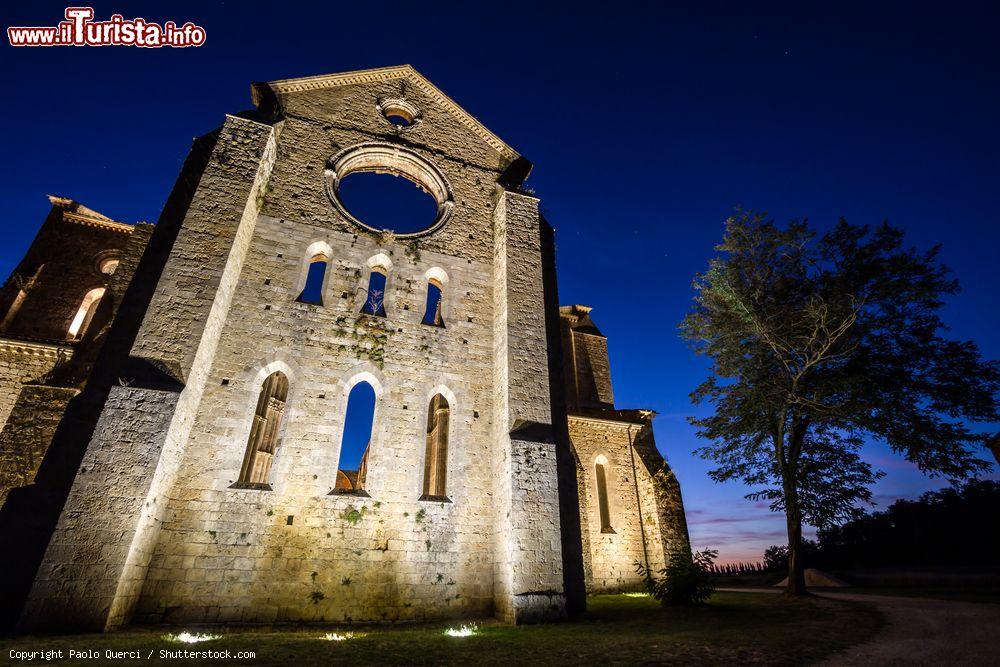 Immagine Scatto notturno della Abbazia di San Galgano in Toscana - © Paolo Querci / Shutterstock.com