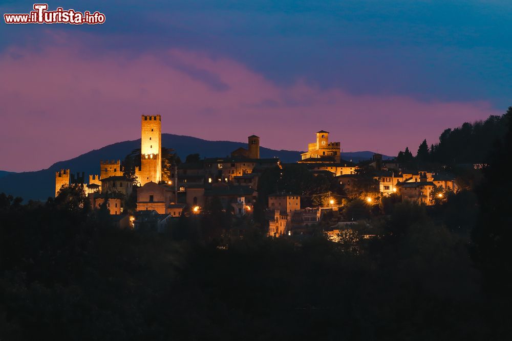 Immagine Scende la notte sul borgo di Castel'Arquato in Emilia-Romagna - © Filippo Bannino / Shutterstock.com