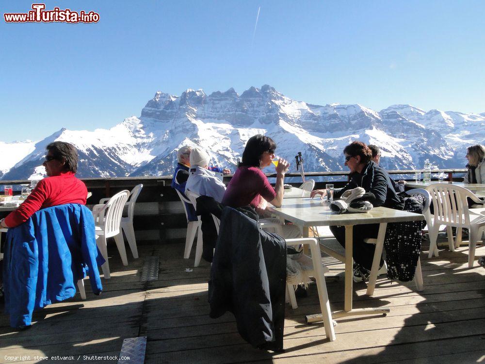 Immagine Sciatori in relax in un ristorante di montagna vicino a Morgins, Svizzera - © steve estvanik / Shutterstock.com