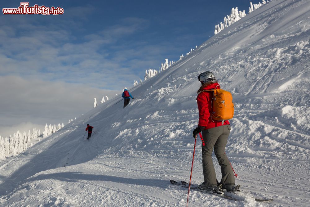 Immagine Sciatori sui monti innevati di Revelstoke, British Columbia (Canada).