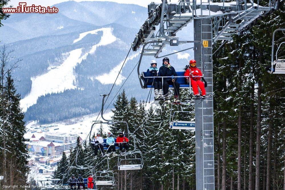 Immagine Sciatori sulla seggiovia a Bukovel, Ucraina. Siamo nella più popolare destinazione sciistica dell'intero paese - © Yuliia Myroniuk / Shutterstock.com