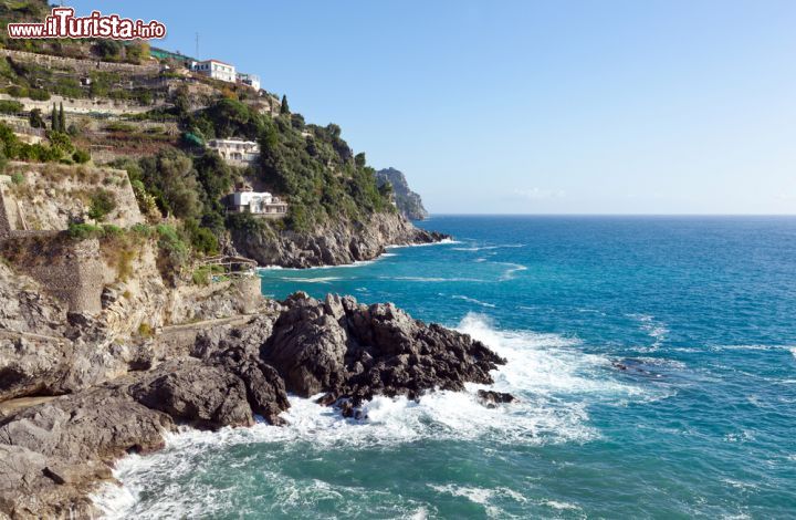 Immagine Scogli e mare limpido lungo la spettacolare costa amalfitana: siamo a Maiori, una delle località di villeggiatura più note della Campania - © Antonio Gravante/ Shutterstock.com