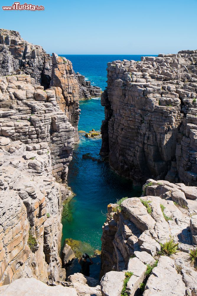 Immagine Scogliere della Mezzaluna sull'isola di San Pietro, Sardegna. A strapiombo sul mare con acqua cristallina, sono una della mete preferite per gli appassionati di tuffi.