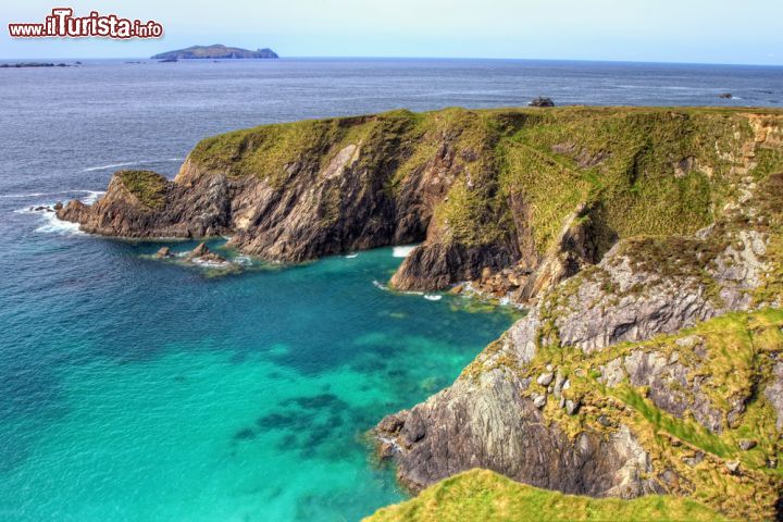 Immagine Scogliere di Dingle, Irlanda. Una suggestiva veduta delle Dingle cliffs, le belle scogliere che caratterizzano la costa della penisola - © Lukasz Pajor / Shutterstock.com