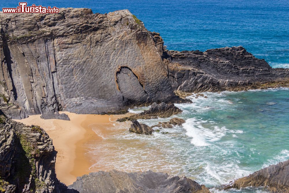 Immagine Scogliere lambite dalle onde in Alentejo, Portogallo: siamo su una spiaggia della cittadina di Almograve.