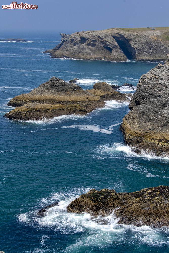 Immagine Le scogliere selvagge della costa di Belle Ile en Mer, Francia, con le onde che si infrangono sulle rocce.