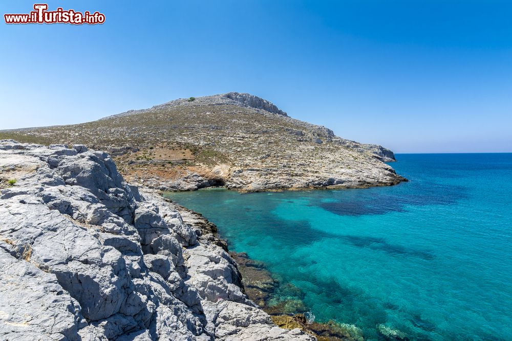 Immagine Scogliere sul litorale dell'isola di Pserimos, Grecia.