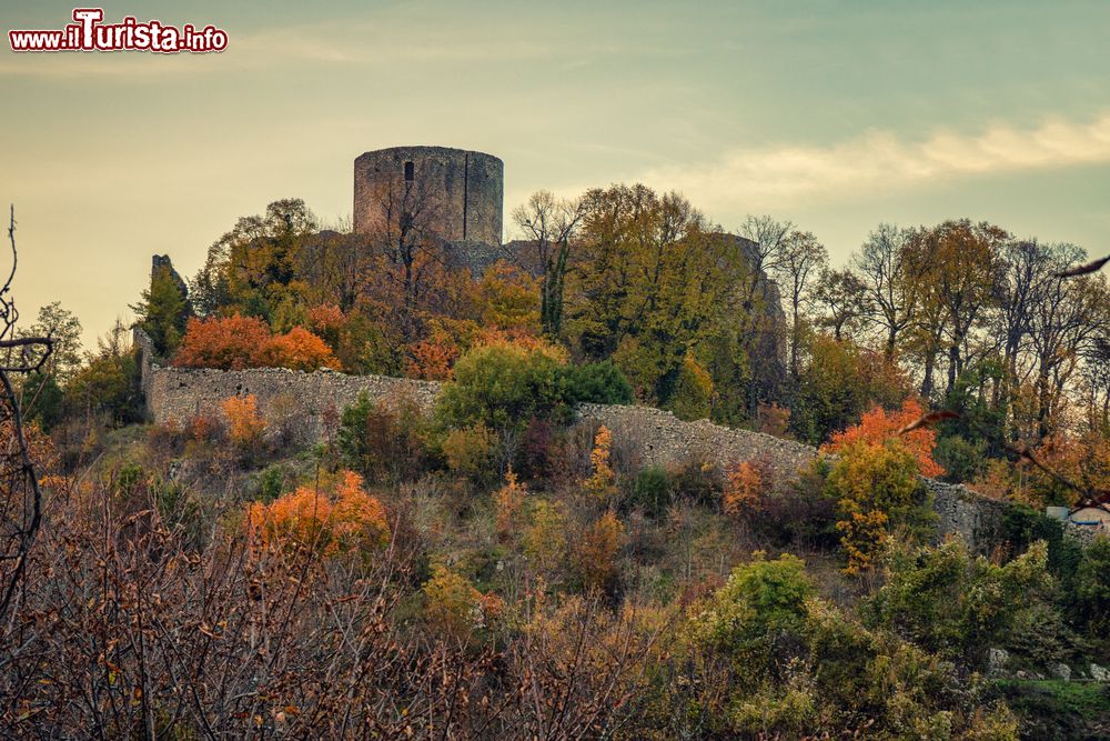 Immagine Scorcio autunnale del Castello di Montella in Irpinia