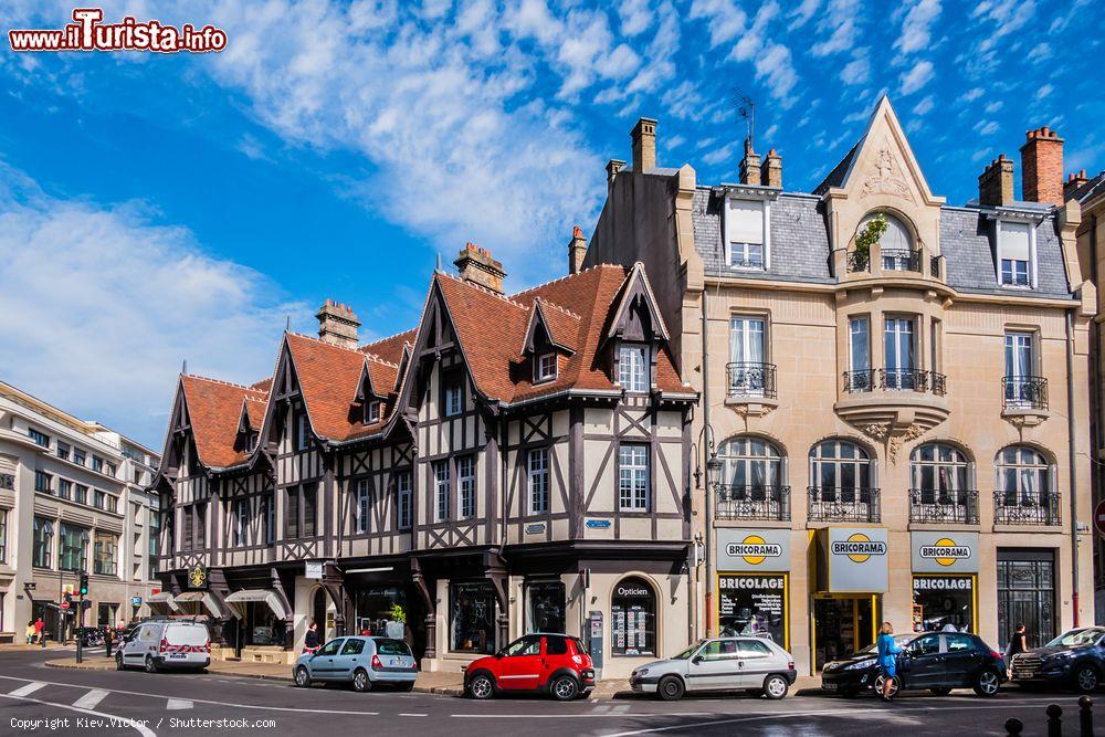 Immagine Scorcio cittadino nel centro di Reims, Francia, con negozi e auto parcheggiate lungo la strada - © Kiev.Victor / Shutterstock.com