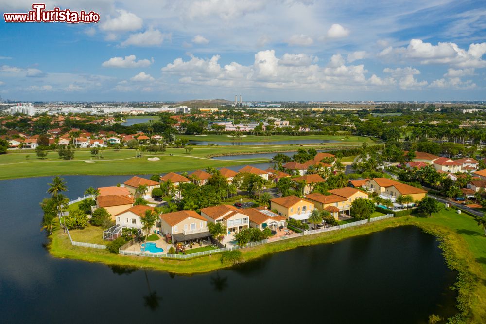 Immagine Uno scorcio dall'alto della città di Pembroke Pines (Florida) con graziose abitazioni residenziali.