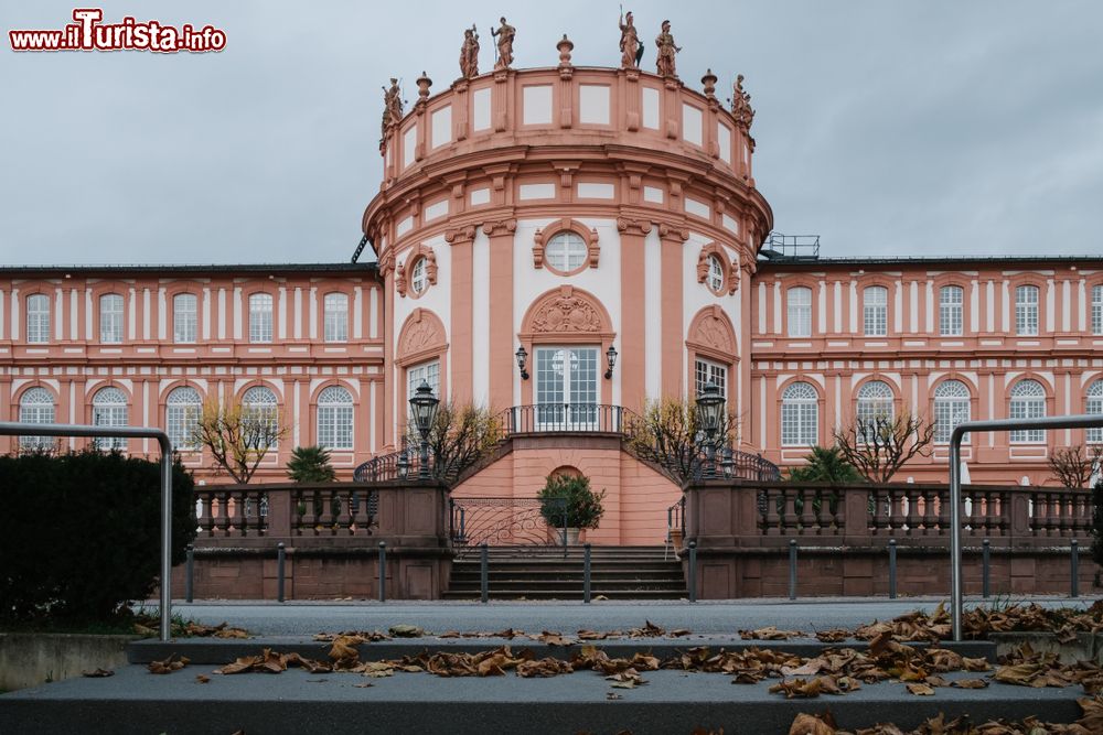 Immagine Uno scorcio del castello di Biebrich a Wiesbaden, Germania. Questo maniero in stile barocco venne costruito tra il 1700 ed il 1750 sulle rive del Reno; è stato a lungo la residenza dei duchi di Nassau. Nel parco di 50 ettari in stile inglese si tiene ogni anno a Pentecoste il tradizionale torneo ippico.