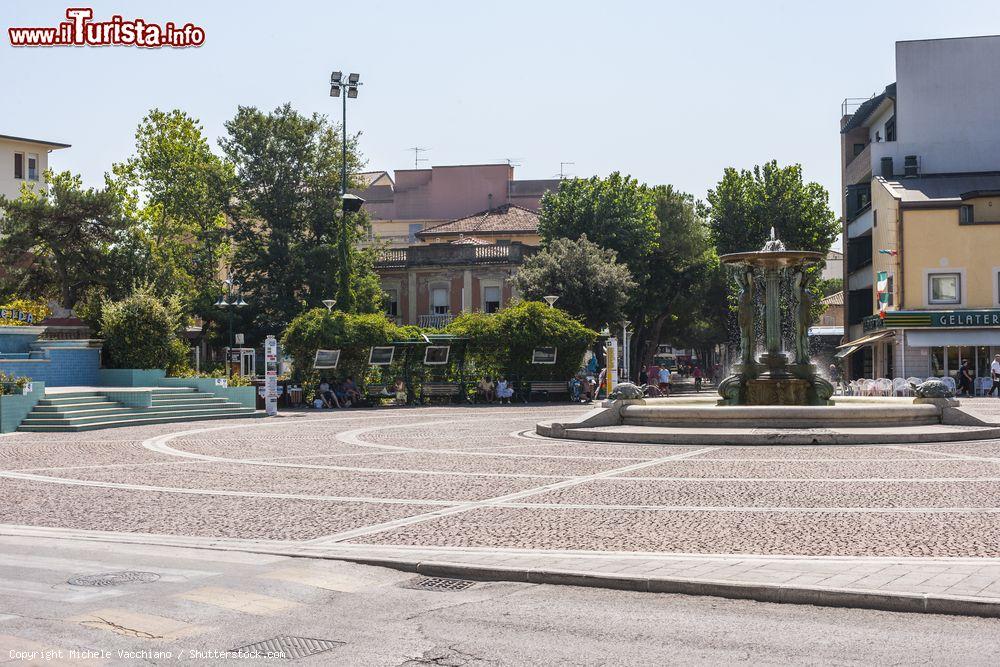 Immagine Uno scorcio del centro storico di Cattolica (Emilia Romagna) con la fontana nella piazza - © Michele Vacchiano / Shutterstock.com