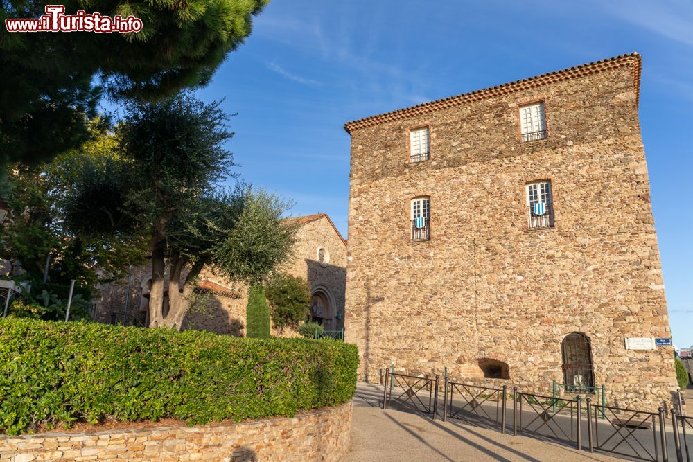 Immagine Uno scorcio del centro storico di Sainte-Maxime, Francia: la chiesa e la torre quadrata, entrambe costruite in sasso. 