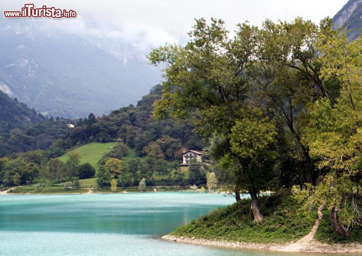 Immagine Scorcio del lago di Tenno in Trentino - © Olga Meffista / Shutterstock.com