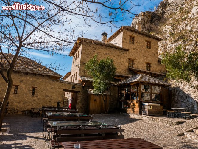 Immagine Uno scorcio del Blagaj Tekija, in Bosnia-Erzegovina, tra luci e ombre - il Blagaj Tekija, un vero gioiello di architettura sacra islamica in Europa, si trova nel villaggio di Blagaj e fu costruito accanto ad una sorgente nel 1520 da dei discepoli dervisci, ovvero membri di una nota confraternita ascetica islamica. - © Photoanto / Shutterstock.com