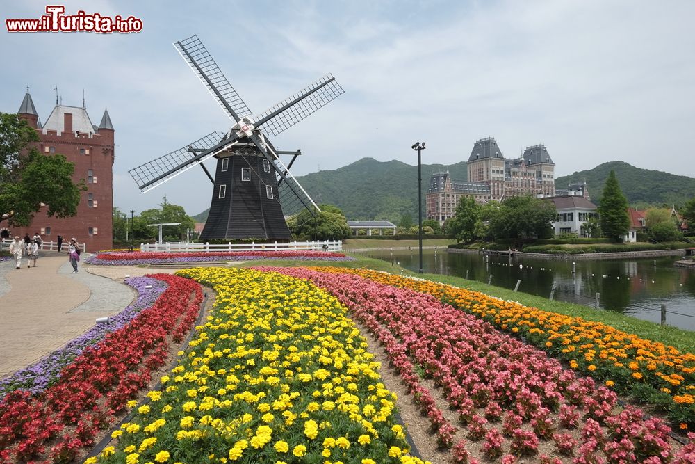 Immagine Uno scorcio del parco Huis Ten Bosch di Fukuoka, Giappone. Questo splendido parco a tema si trova nella prefettura di Nagasaki e ricrea una città olandese. Deve il suo nome a una delle residenze della famiglia reale d'Olanda.