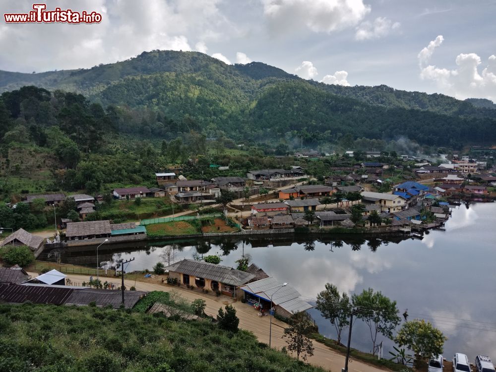 Immagine Uno scorcio del villaggio di Rak Thai con le montagne riflesse nel lago, provincia di Mae Hong Son, Thailandia.