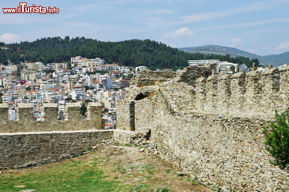 Immagine Uno scorcio della cittadina di Kavala, Tracia, Grecia. Le mura della cittadella bizantina e una parte della vecchia città; siamo nel nord della Grecia, sul mar Egeo.