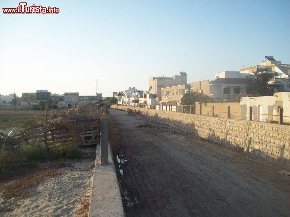 Immagine Uno scorcio della cittadina di Nabeul, Tunisia. Alcune tipiche abitazioni tunisine affacciate su una strada polverosa, fuori dal centro turistico.