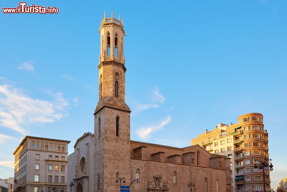 Immagine Uno scorcio della cittadina di Xativa, nella provincia di Valencia, con la chiesa di Sant'Agostino, Spagna.