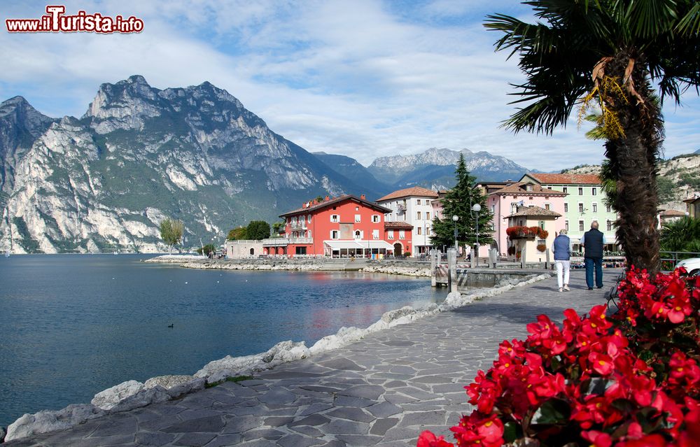 Immagine Scorcio della passeggiata lungolago a Torbole, Trentino Alto Adige. Il porticciolo è l'angolo più caratteristico del paese con la Vecchia Dogana e Casa Beust.